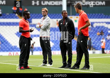 Jurgen Klopp, directeur de Liverpool (deuxième à gauche) sur le terrain avant le match Banque D'Images