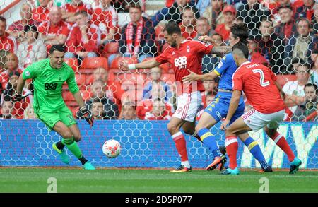 Stephen Henderson, de la forêt de Nottingham (à gauche) Apostolos Vellios, de la forêt de Nottingham, Marcus Antonsson (au centre) de Leeds United et Eric Lichaj, de la forêt de Nottingham, se battent pour le bal. Banque D'Images