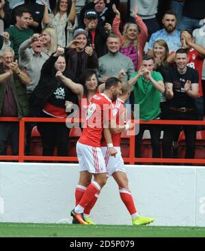 Pajtim Kasami (à droite), de la forêt de Nottingham, fête ses fans après avoir obtenu son score Banque D'Images