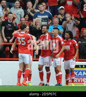 Pajtim Kasami de la forêt de Nottingham (2e à droite) fête avec les fans après avoir obtenu le score Banque D'Images