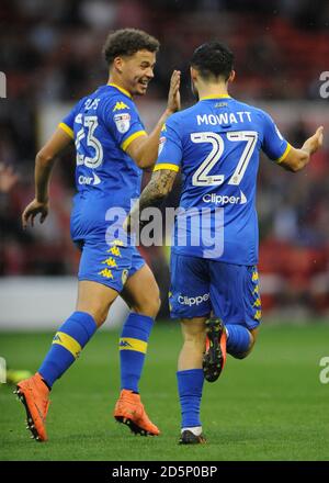 Kalvin Phillips de Leeds United (à gauche) célèbre avec Alex de Leeds United Mowatt après avoir obtenu le score Banque D'Images