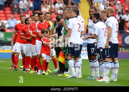 Johnnie Jackson, capitaine de Charlton Athletic, serre la main avec le Bolton Wanderers joueurs avant le jeu Banque D'Images