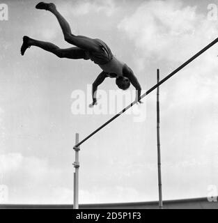 A. Proksch, d'Autriche, a remporté le Pole Vault lors de la rencontre sportive internationale à White City, Londres. Banque D'Images