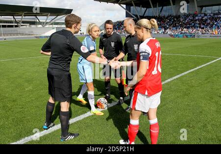 Steph Houghton, capitaine féminin de Manchester City, et Kelly, capitaine d'Arsenal Smith (à droite) au moment du jeu de pièces Banque D'Images