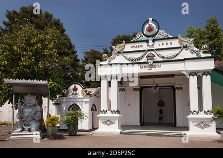 Vue horizontale de l'entrée de Kraton (Sultan Palace Complex) avec le gardien de Dwarapala Donopratono, Yogyakarta, Java, Indonésie Banque D'Images