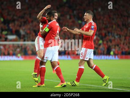 Joe Allen (à gauche) célèbre avec Ashley Williams (au centre) et James Chester (à droite) après avoir marquant le deuxième but de son camp contre la Moldavie. Banque D'Images