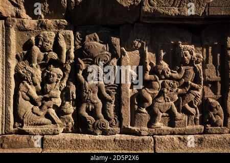 Gros plan horizontal d'un des bas-reliefs du Temple hindou de Prambanan, Yogyakarta, Java, Indonésie Banque D'Images