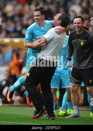 Will Miller de Burton Albion fête ses célébrations avec Nigel, directeur de Burton Albion Après avoir obtenu le score de l'égaliseur Banque D'Images