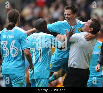 Will Miller de Burton Albion fête ses célébrations avec Nigel, directeur de Burton Albion Après avoir obtenu le score de l'égaliseur Banque D'Images