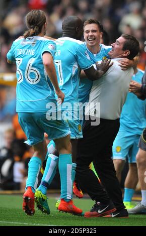 Will Miller de Burton Albion fête ses célébrations avec Nigel, directeur de Burton Albion Après avoir obtenu le score de l'égaliseur Banque D'Images