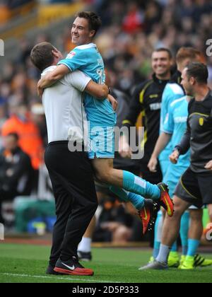 Will Miller de Burton Albion fête ses célébrations avec Nigel, directeur de Burton Albion Après avoir obtenu le score de l'égaliseur Banque D'Images