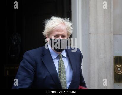 Londres, Royaume-Uni. 14 octobre 2020. Le Premier ministre britannique, Boris Johnson, quitte le numéro 10 Downing Street pour aller au Parlement pour les questions du Premier ministre. Il fera face à Keir Starmer à travers la boîte d'expédition. Crédit : Mark Thomas/Alay Live News Banque D'Images