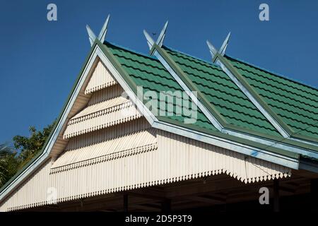 Gros plan incliné sur le toit blanc et vert d'une maison à pilotis bugis, près de la route de Transulawesi, au sud de Sulawesi, en Indonésie Banque D'Images