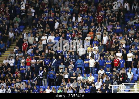 Les fans de Birmingham City dans les stands du Madejski Stadium Banque D'Images