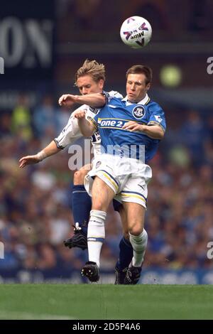 Nick Barmby d'Everton (à droite) est en conflit avec Allan Nielsen de Tottenham Hotspur (gauche) Banque D'Images