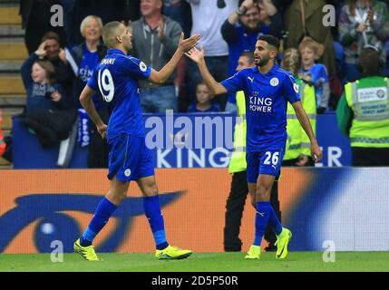 Riyad Mahrez de Leicester City (à gauche) et Islam Slimani de Leicester City le troisième but de leur côté du jeu qui était donné comme objectif propre Banque D'Images