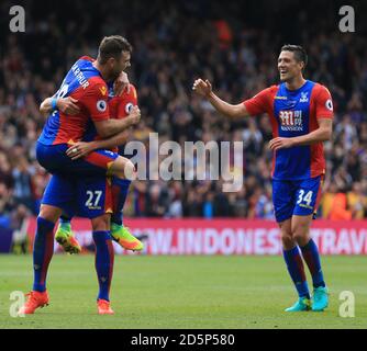 James McArthur (à gauche) du Crystal Palace célèbre le troisième but de son côté contre Stoke City avec Damien Delaney (caché) et Martin Kelly (à droite). Banque D'Images