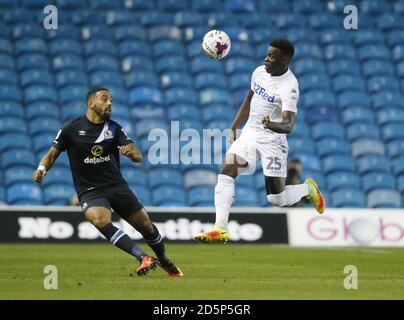 Liam Feeney de Blackburn Rovers et Ronaldo Vieira (à droite) de Leeds United se battent pour le ballon lors du troisième tour de la Leeds United v Blackburn Rovers coupe EFL au stade Elland Road de Leeds. Banque D'Images