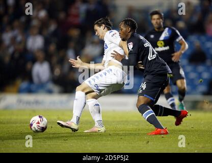 Marcus Antonsson, de Leeds United, et Ryan Nyambe, de Blackburn Rovers, se battent pour le ballon lors du troisième tour de la coupe EFL de Leeds United et Blackburn Rovers, au stade Elland Road de Leeds. Banque D'Images