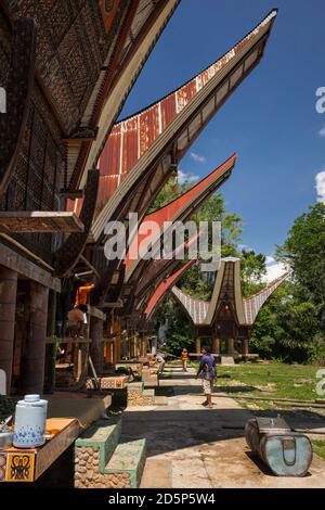 Plan vertical des préparatifs de mariage à Kandeapi, un tongkonan typique (maisons ancestrales traditionnelles) village de Torajan, Sulawesi, Indonésie Banque D'Images