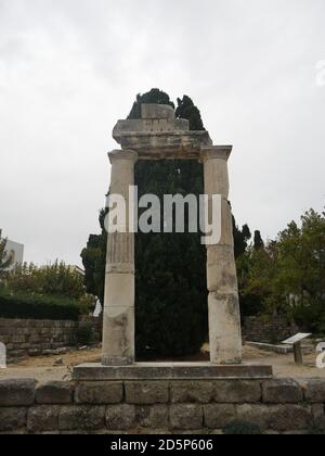 Säulen als Spuren vergangener Tage. Überbeibsel der Vergangenheit. Taile Alter Gebäude. Colonnes comme traces de jours passés. Reste du passé. Pièces Banque D'Images