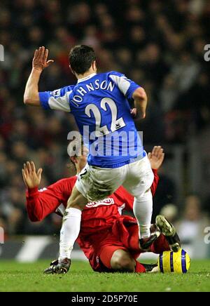 Damien Johnson de Birmingham City s'en prend à Daniel Agger de Liverpool et à l'est envoyé pour le défi Banque D'Images