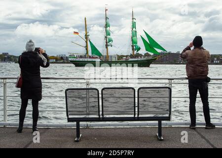 Kiel, Allemagne. 14 octobre 2020. Les spectateurs regardent les trois maîtres « Alexander von Humboldt 2 » entrer dans le fjord de Kiel à son retour de sa première croisière d'entraînement naval. La barque, qui remplace actuellement le « Gorch Fock » comme navire d'entraînement à voile de la marine, amarré à Kiel. Credit: Gregor Fischer/dpa/Alay Live News Banque D'Images