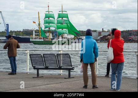 Kiel, Allemagne. 14 octobre 2020. Les spectateurs regardent les trois maîtres « Alexander von Humboldt 2 » entrer dans le fjord de Kiel à son retour de sa première croisière d'entraînement naval. La barque, qui remplace actuellement le « Gorch Fock » comme navire d'entraînement à voile de la marine, amarré à Kiel. Credit: Gregor Fischer/dpa/Alay Live News Banque D'Images