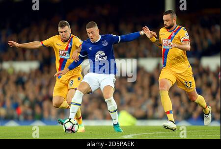 Ross Barkley (au centre) d'Everton lutte pour le bal avec Crystal James McArthur du palais (à gauche) et Damien Delaney du Crystal Palace Banque D'Images