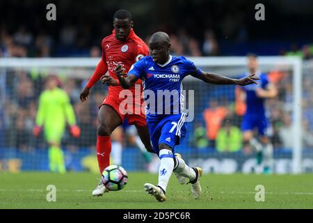 N'Golo Kante de Chelsea (à droite) et Jeffrey Schlupp de Leicester City pour le ballon Banque D'Images