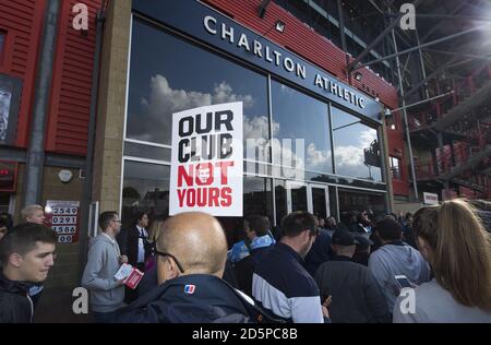 Les fans de Charlton Athletic et de Coventry City organisent une manifestation commune contre leurs propriétaires respectifs Banque D'Images