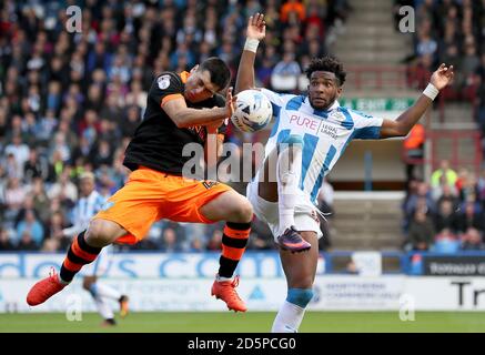 Fernando Forestieri de Sheffield Wednesday (à gauche) lutte pour le ballon avec Kasey Palmer, de la ville de Huddersfield Banque D'Images