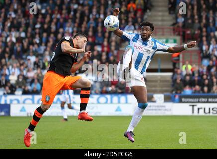 Fernando Forestieri de Sheffield Wednesday (à gauche) lutte pour le ballon avec Kasey Palmer, de la ville de Huddersfield Banque D'Images