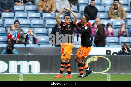 Fernando Forestieri de Sheffield Wednesday (à gauche) célèbre le premier but de ses équipes Contre Huddersfield Town Banque D'Images