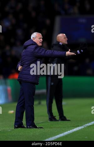 Leicester City manager Claudio Ranieri de gestes sur la ligne de touche Banque D'Images