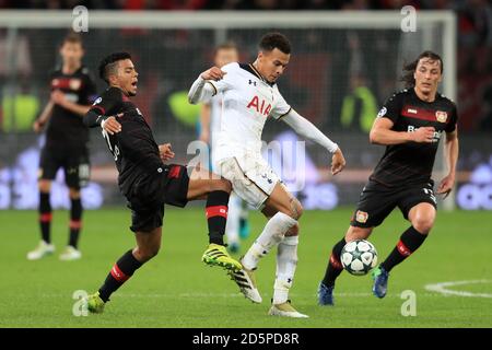 Le DELE Alli (au centre) de Tottenham Hotspur et Benjamin Henrichs de Bayer Leverkusen (à gauche) lutte pour le ballon Banque D'Images