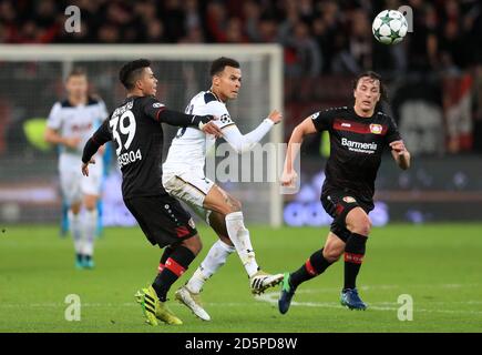 Le DELE Alli (au centre) de Tottenham Hotspur et Benjamin Henrichs de Bayer Leverkusen (à gauche) lutte pour le ballon Banque D'Images