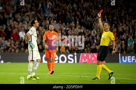 L'arbitre Milorad Mazic (à droite) montre la carte rouge à Claudio Bravo, gardien de but de Manchester City (à gauche) après avoir manipulé le balle en dehors de la zone de pénalité Banque D'Images