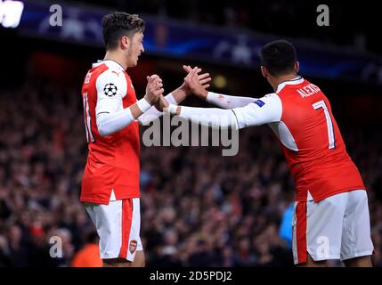 Mesut Ozil (à gauche) d'Arsenal célèbre le quatrième but de son côté Du jeu avec Alexis Sanchez Banque D'Images