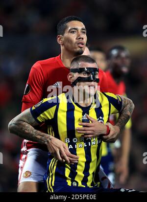 Chris Smalling de Manchester United (à gauche) et Martin Skrtel de Fenerbahce se disputent pour la position Banque D'Images