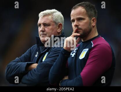 Steve Bruce, directeur d'Aston Villa, et Steven Clemence, directeur adjoint Banque D'Images