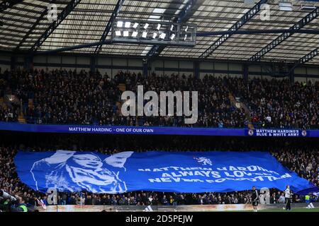 Les fans de Chelsea dans les stands tiennent une bannière dedans Hommage à l'ancien vice-président Matthew Harding Banque D'Images