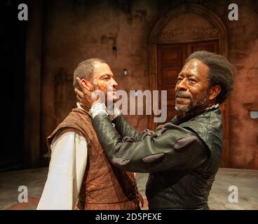 l-r: Dominic West (Iago), Clarke Peters (Othello) à OTHELLO par Shakespeare au Crucible Theatre, Sheffield, Angleterre 20/09/2011 design: Morgan large Lighting: Lucy carter réalisateur: Daniel Evans Banque D'Images