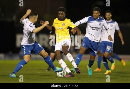 Sammy Ameobi de Bolton Wanderers lutte pour le ballon avec Bury's. Anthony Kay Banque D'Images