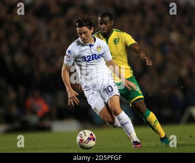 Sébastien Bassong (à droite) de Norwich City et Marcus Antonsson de Leeds United bataille pour le ballon Banque D'Images