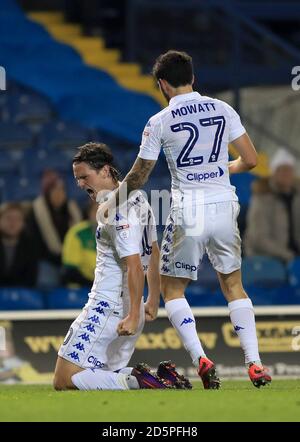 Marcus Antonsson, de Leeds United, célèbre le premier but de son équipe Du jeu avec son coéquipier Alex Mowatt Banque D'Images