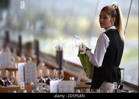 Vue générale de la salle de restaurant panoramique Avant d'arriver à l'hippodrome de Cheltenham Banque D'Images
