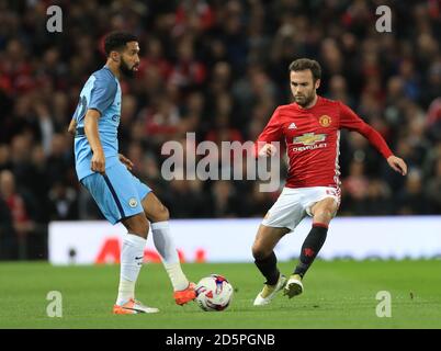 Gael Clichy (à gauche) de Manchester City et Juan Mata (à droite) de Manchester United se battent pour le ballon. Banque D'Images