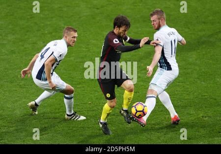 Darren Fletcher (à gauche) et Chris Brunt de West Bromwich Albion Avec David Silva de Manchester City Banque D'Images