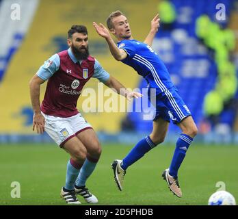 Maikel Kieftenbeld de Birmingham City (à droite) et Mile Jedinak de Aston Villa bataille pour le ballon Banque D'Images